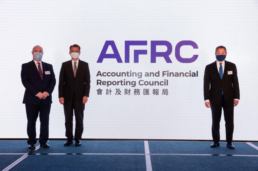 香港特別行政區政府財政司司長陳茂波先生 (左二)與財匯局主席黃天祐博士 (右一)及行政總裁馬力先生(左一)主持啟動禮，揭開會財局的新標誌